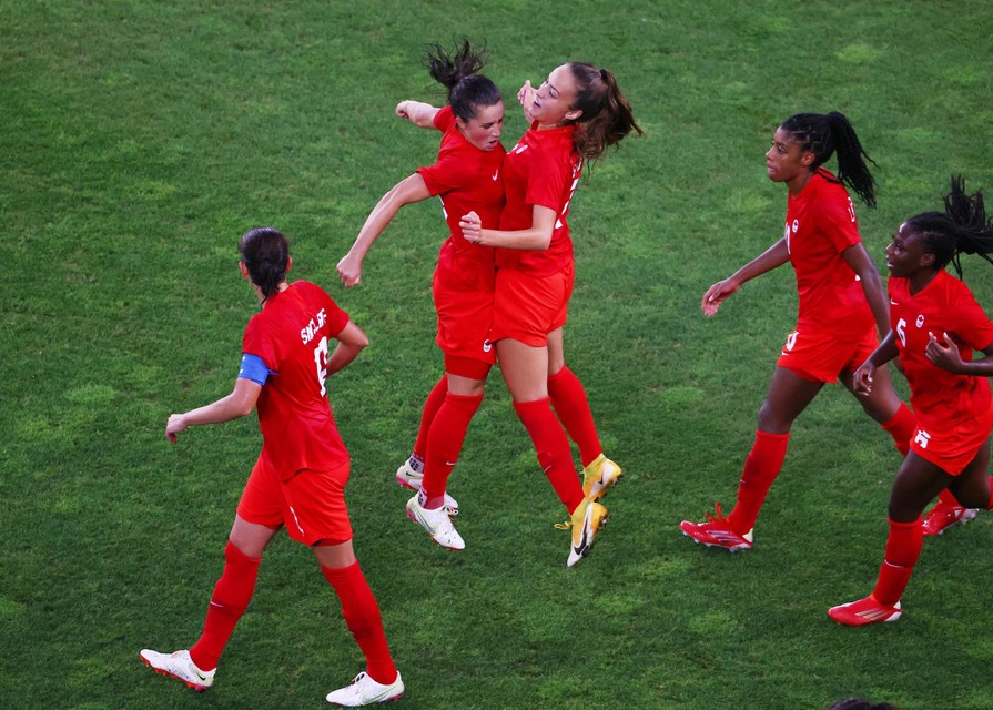 De Canadese vrouwen konden twintig jaar lang niet winnen van Team USA, maar in Tokio geschiedde het wonder. Doelpuntenmaakster Jessie Fleming vond dat reden genoeg om eens gek te doen.