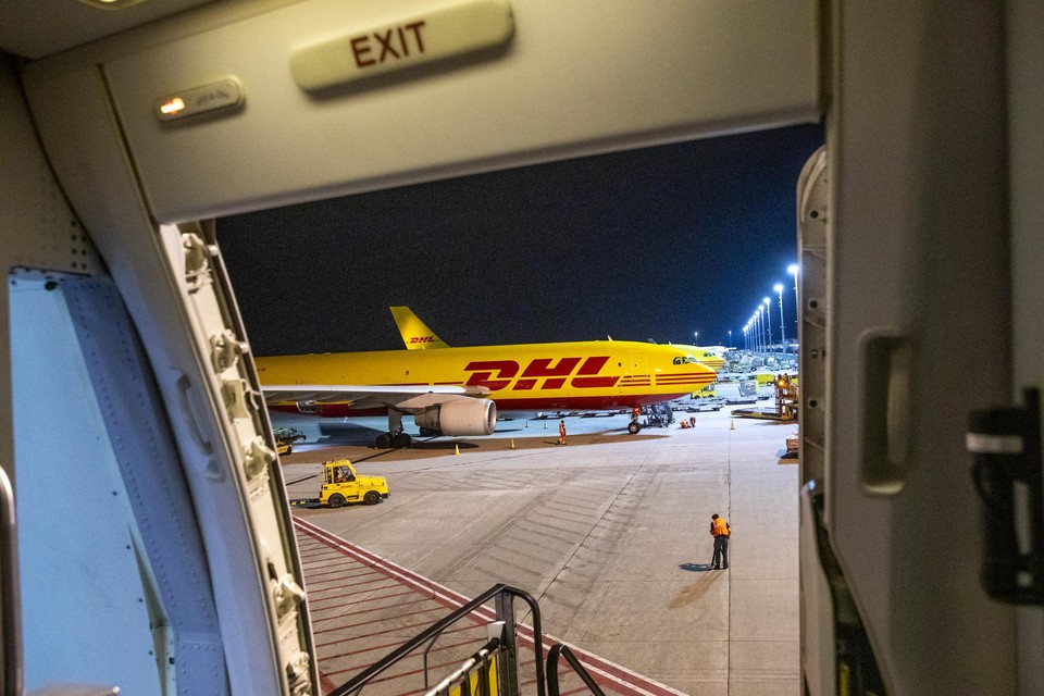 De luchthaven van Zaventem heeft een nieuwe vergunning gekregen, maar daar hangen heel wat voorwaarden aan vast. Ook voor koeriersbedrijven zoals DHL.