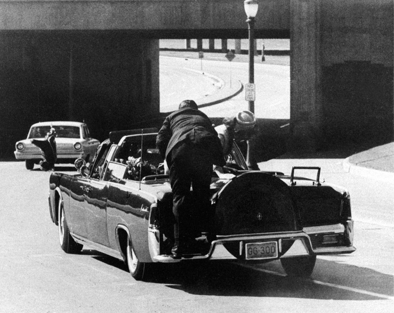 Na de aanslag in Dallas haastte de presidentiële limousine zich naar het lokale ziekenhuis, maar alle hulp kwam te laat voor JFK.