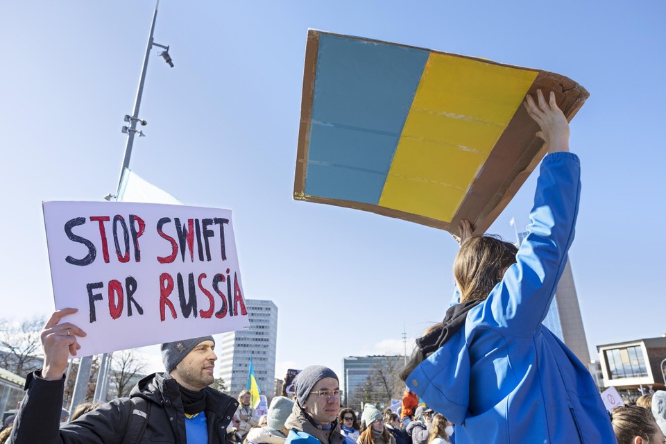 Een demonstrant in Zwitserland pleit voor uitsluiting van Rusland. 