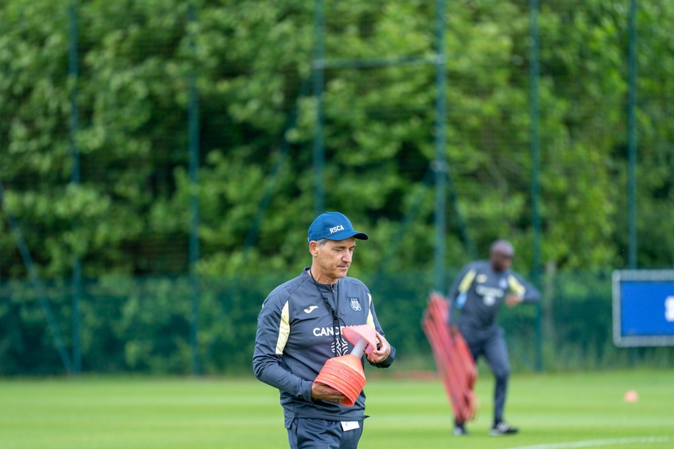 Felice Mazzu aan het werk tijdens zijn eerste trainingsdag bij Anderlecht. 