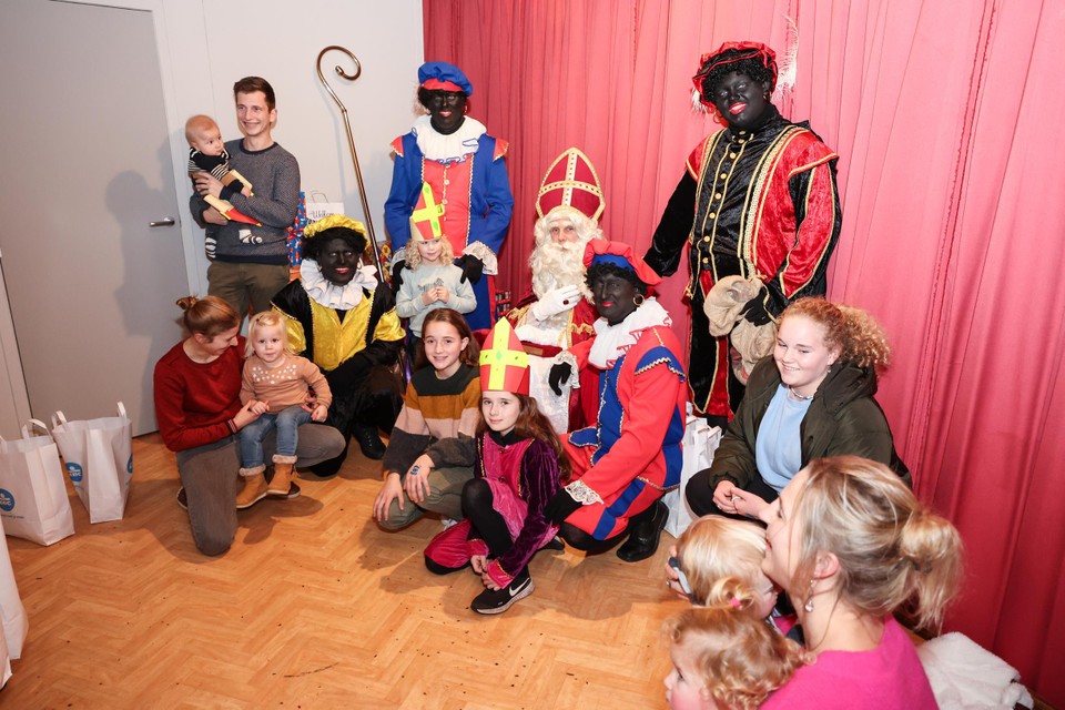 Sinterklaas en Zwarte Pieten ontvangen jonge gezinnen in het Gildenhuis in Essen-Hoek. 