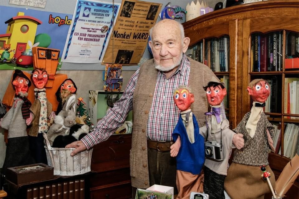 Eduard Smets tussen zijn poppen.
