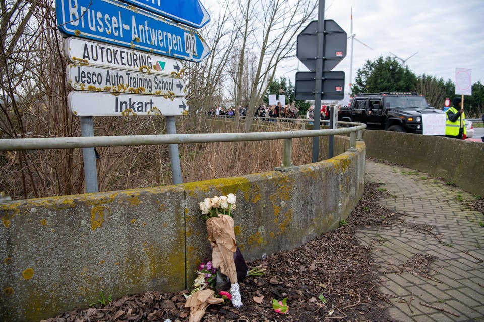 Enkele bloemen op het kruispunt waar Maïssa om het leven kwam.