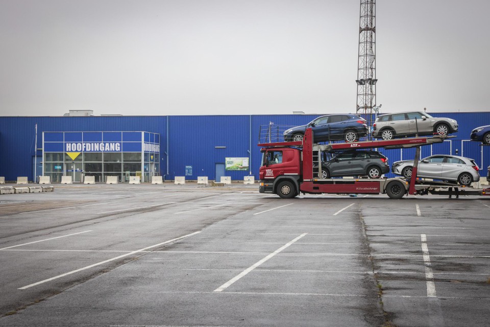 De auto’s worden opgeslagen in de oude supermarkthallen.