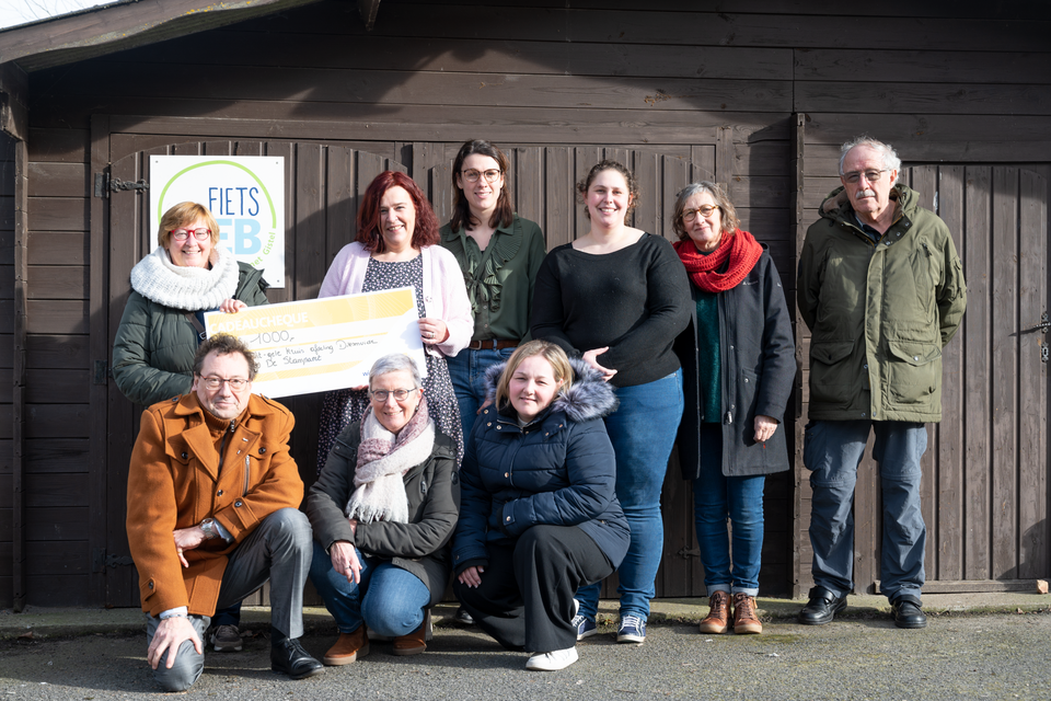 De vzw nam de cheque dankbaar in ontvangst.