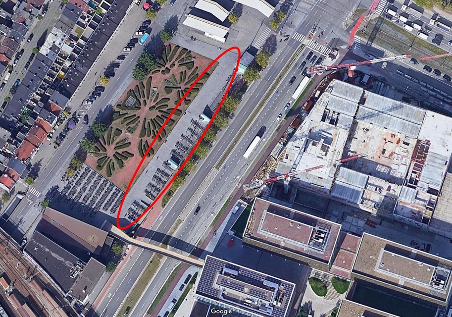 Een satellietbeeld van het plein, met de bewuste rijweg rood omcirkeld. 