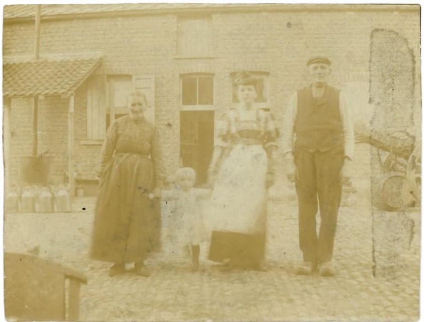 In 1891, Theresia Bertels (left) and farmer Beer Hermanns (right) acquired the farm.  The picture dates back to 1910.,  