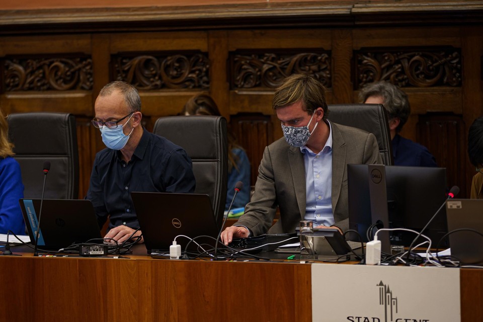 De sfeer tussen Filip Watteeuw (Groen) en Mathias De Clercq (Open VLD) is ijskoud, maar in de gemeenteraad gisterenavond bleven de rangen gesloten.