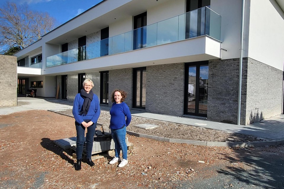 Directrice Karin Maes en hoofdbegeleidster Ann Vangestel staan bij de nieuwbouw waarin Huize Iris vorige week zijn intrek nam.