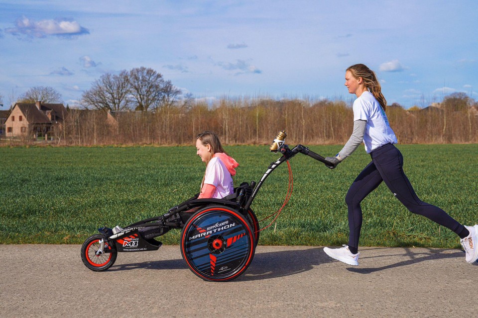 Zondag wil Lotte De Vet het wereldrecord marathonlopen met een rolstoel breken.