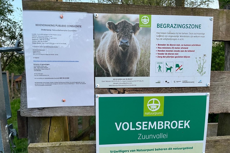 Aan de natuurgebieden in de Zuunvallei verschenen bordjes die de openbare consultatie aankondigen.