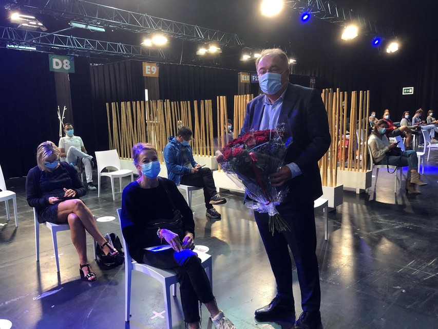 Burgemeester Erik Broeckx feliciteert Sabrina.