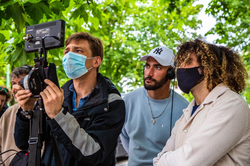 Ondanks de heropflakkering van het coronavirus zetten Adil El Arbi (rechts) en Bilall Fallah (midden) hun opnames van ‘Grond’ gewoon verder.