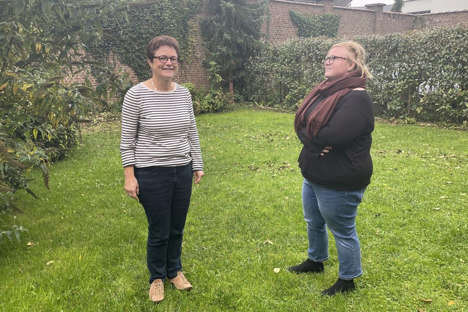 Joke Steenhoudt, coördinator van Vierdewereldgroep, en Tessa (30), die opgroeide in armoede en er nog altijd tegen vecht. “Armoede betekent voor mij, niet volwaardig mens kunnen zijn.”