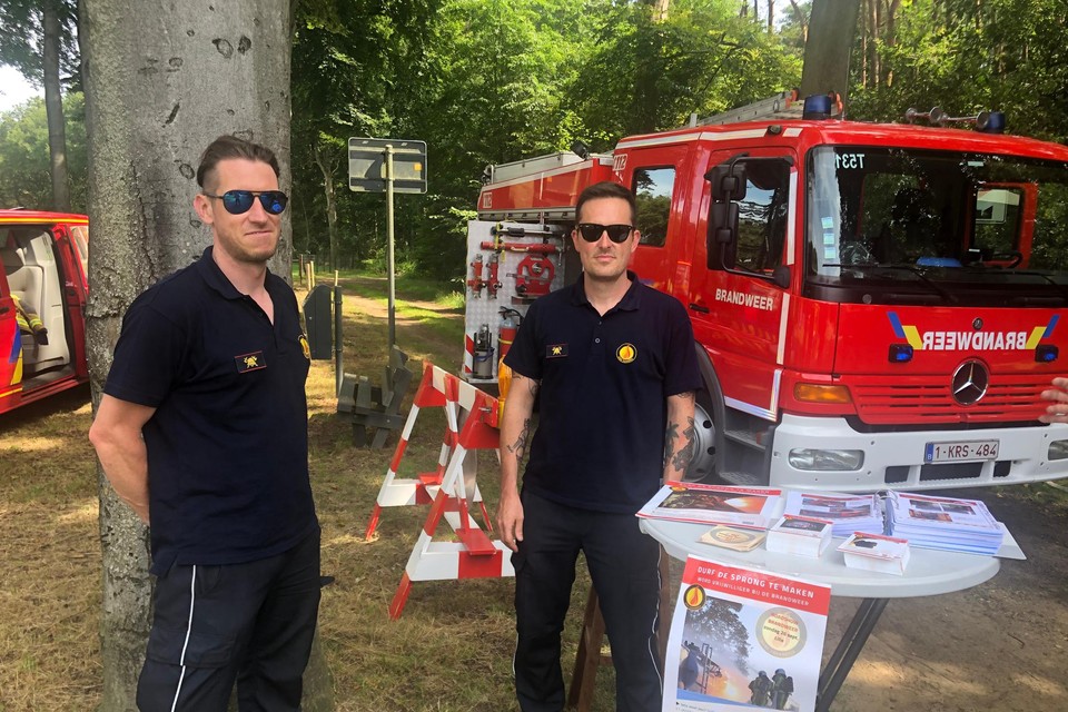 Rekruten Peter Belmans en Tim Bilterest zoeken extra vrijwilligers voor de nieuwe brandweerpost in Lille.