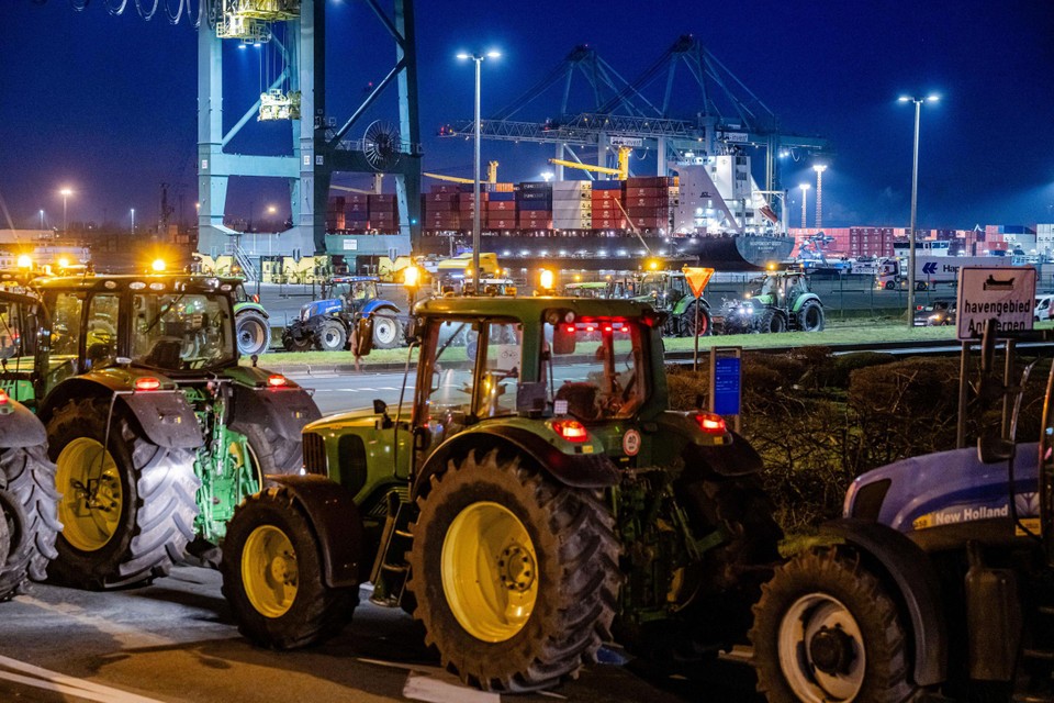 Ruim tachtig trekkers komen van het station Noorderkempen aan kaai 730 in de haven van Antwerpen.