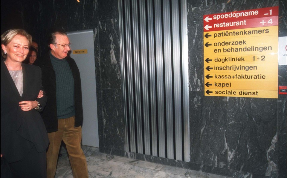 2000. Albert verlaat, arm-in-arm met Paola, het ziekenhuis in Aalst na zijn rugoperatie.