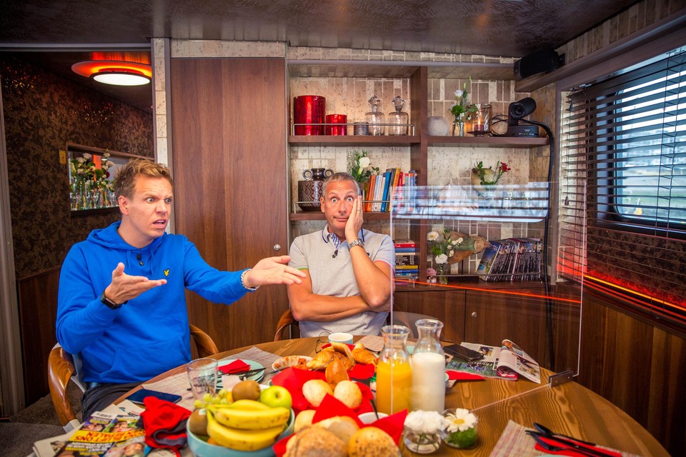 Net zoals in het voorjaar ging het er weer coronaproof aan toe in ‘Gert late night’. “Dat wil zeggen: thuis slapen, en geen drankjes achteraf”, zeggen Gert Verhulst en James Cooke.