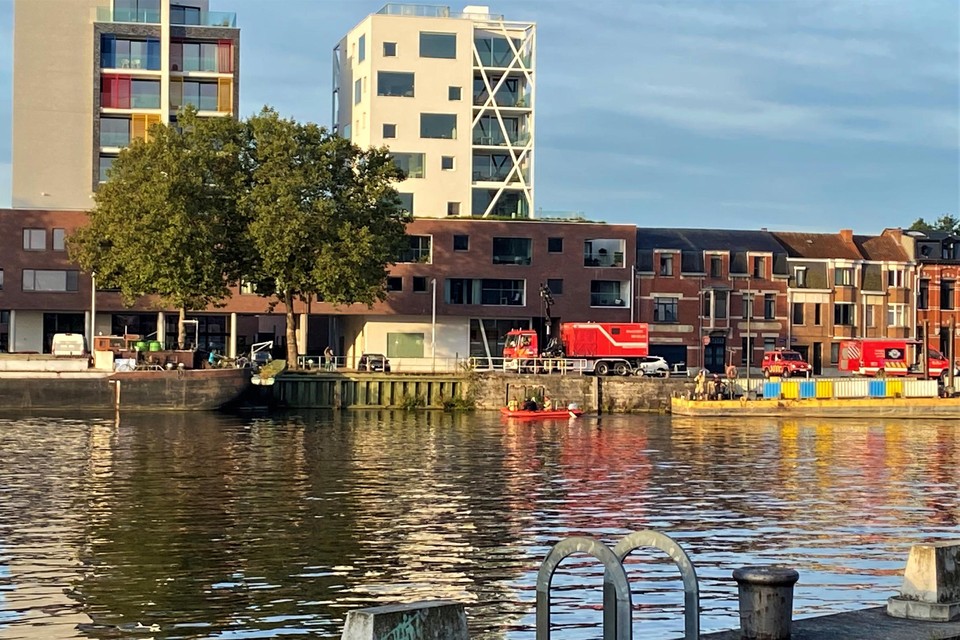 De brandweer biedt bijstand met een bootje op het water.