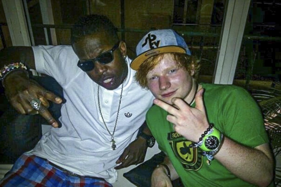 Jamal Edwards naast Ed Sheeran. 