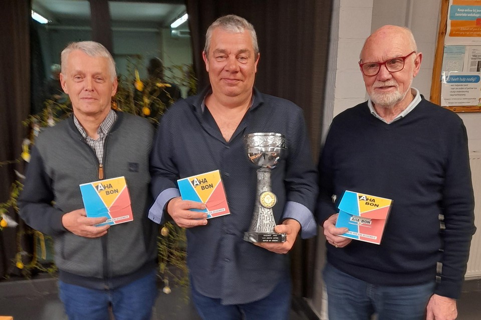 Mario Bertels (midden) verdient met zijn kampioenstitel een cadeaucheque ter waarde van 70 euro. Jef Baeyens en Jos Claessen staan mee op het podium.