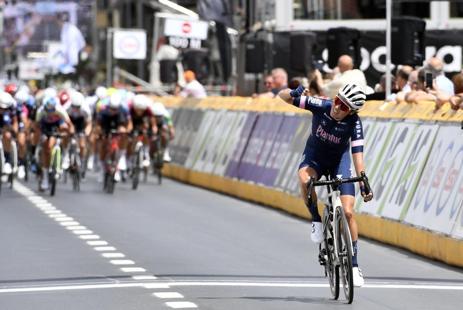 Sanne Cant komt in het BK in Middelkerke als eerste na de kopgroep over de streep, maar juicht voor haar ploeggenote Kim de Baat. 