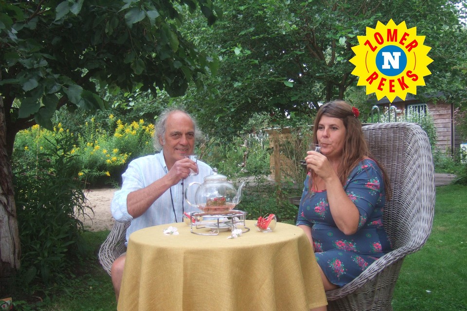 Chris en Dorine ontvangen hun gasten steevast met een kruideninfuus uit eigen tuin. 