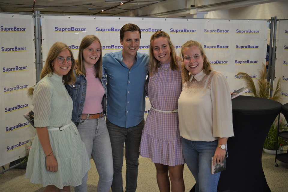 Op de foto met hun idool Niels Destadsbader, daarvoor hadden veel fans veel tijd en kilometers over.