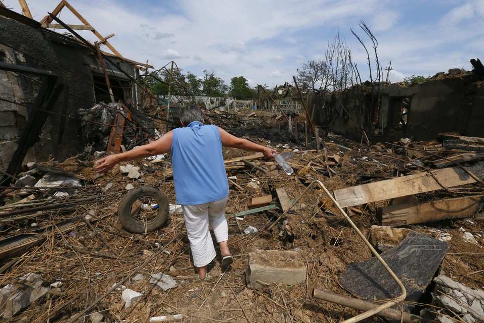Archiefbeeld: een vrouw bij haar vernielde woning in de regio Odessa op 27 juni. 